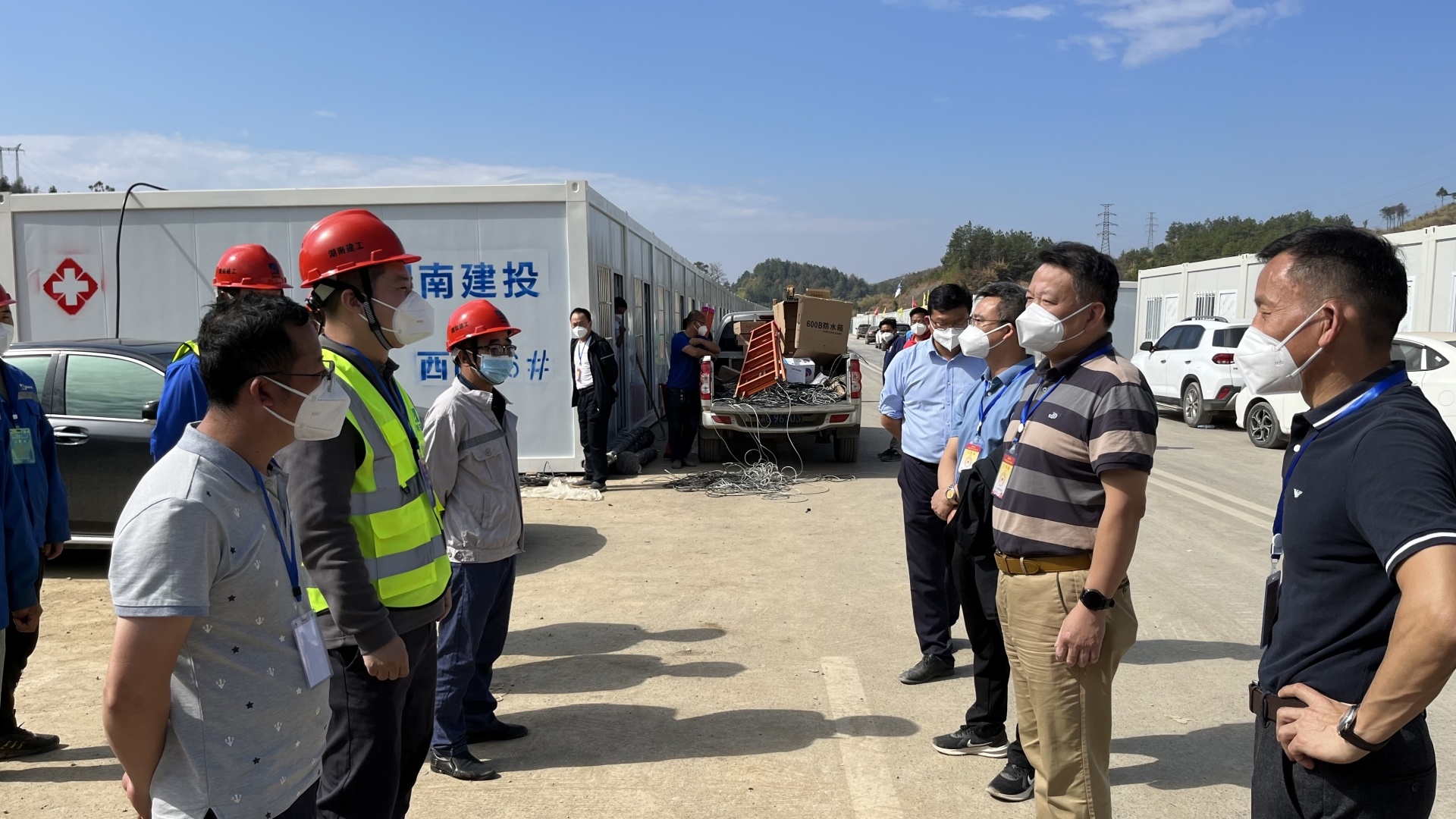 Phó tổng giám đốc Tập đoàn Chen Hao thăm và tặng quà đội ngũ hỗ trợ xây dựng bệnh viện dã chiến ở Shaoyang