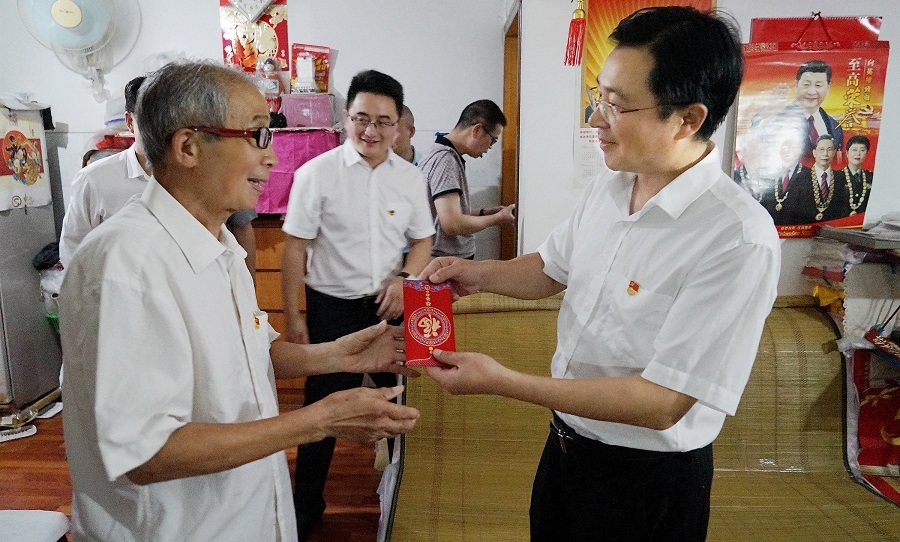 Bí thư Đảng ủy và Chủ tịch Tập đoàn Cai Dianwei thăm và tặng quà các đảng viên cao tuổi trong công ty